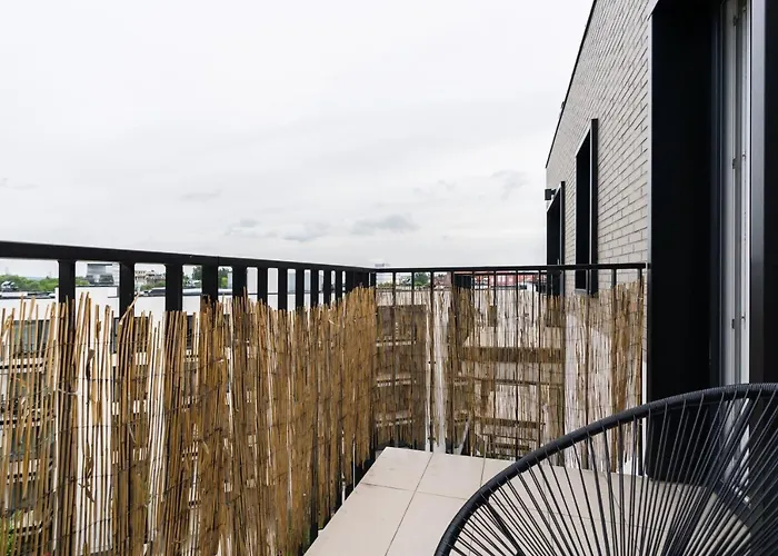 Esencja With Free Parking Garbary 104 By Renters Познань