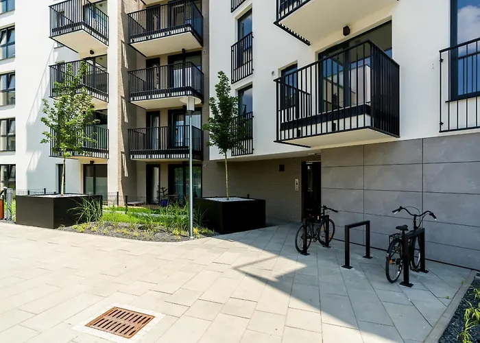 Esencja With Free Parking Garbary 104 By Renters Познань